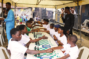 Menghadirkan literasi keuangan dan keterampilan bermain catur bagi anak-anak Nigeria