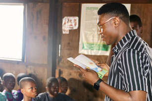 Spende von Schulmaterial an Kinder in Nigeria