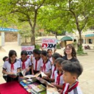 XM Donasikan Buku di Vietnam pada Hari Anak